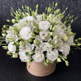  доставка цветов в АнталияТурция Белый лисиантус в коробочке