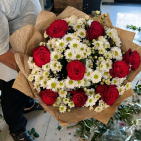  Доставка цветов в Анталию Хризантема и 9 розы